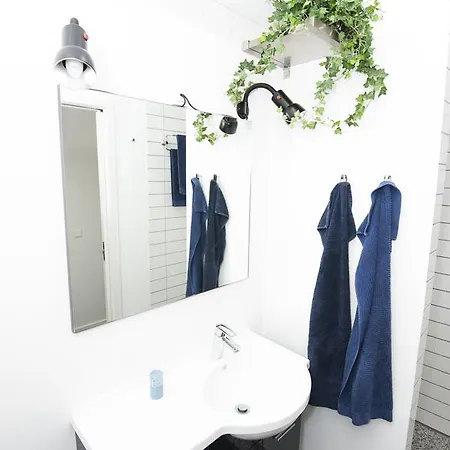 Lis. & Joh. 20 Holiday House *